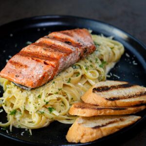 pasta alfredo con salmón